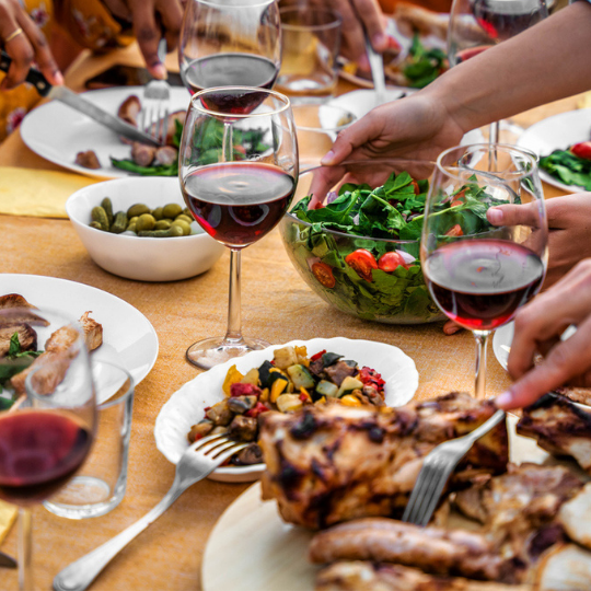 Φωτιά & Θάλασσα: Ο Απόλυτος Οδηγός Κρασιού για BBQ Θαλασσινών και Κρεατικών.