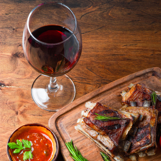 Η συνομωσία των ερυθρών κρασιών έναντι του κρέατος.